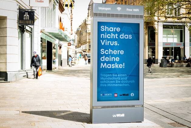 Wiesbaden, 14.04.2020, Wiesbaden, Shut down in Wiesbaden. Das Corona-Virus legt die Landeshauptstadt von Hessen lahm. Nur wenige Menschen hier am Mauritusplatz und die City Light Poster geben Verhaltenshinweise. Wiesbaden Hessen Deutschland