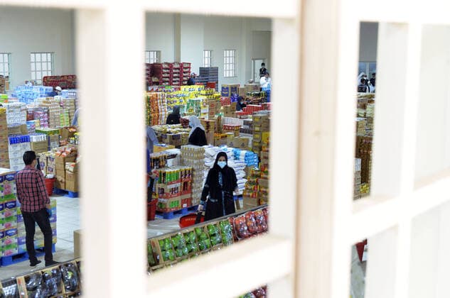 (200414) -- AHMADI GOVERNORATE, April 14, 2020 (Xinhua) -- People shop at a new store in Mahboula area of Ahmadi Governorate, Kuwait, April 14, 2020. Kuwait opened on Tuesday a grocery store for residents of Mahboula area which is under lockdown due to the coronavirus. (Str Xinhua) KUWAIT-AHMADI GOVERNORATE-CORONAVIRUS-NEW STORE-OPENING 
