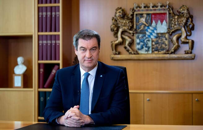 Osteransprache von Ministerpräsident Söder am 11.04.2020 in München Markus Söder ( CSU) , Ministerpräsident von Bayern, sitzt kurz vor der Aufzeichnung seiner Osteransprache für das Bayerische Fernsehen ( BR ) an seinem Schreibtisch. In der Ansprache geht er unter anderem auf die aktuelle Lage in der Corona-Pandemie ein.