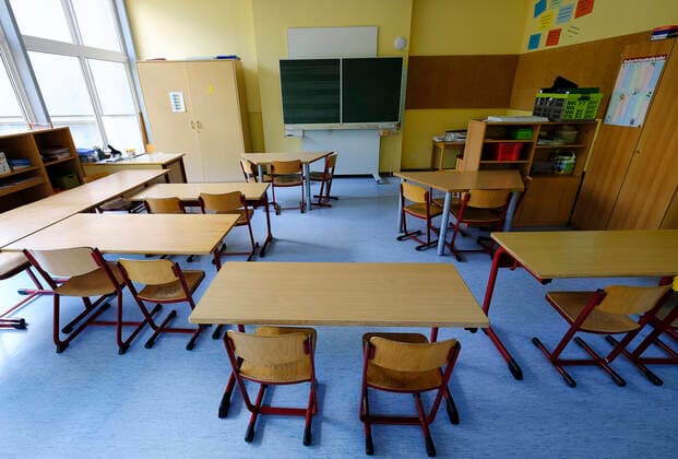 Deutschland - Rheinland-Pfalz Wolfstein - Grundschule Am Königsberg Leere Klassenzimmer in der Coronakrise Corona