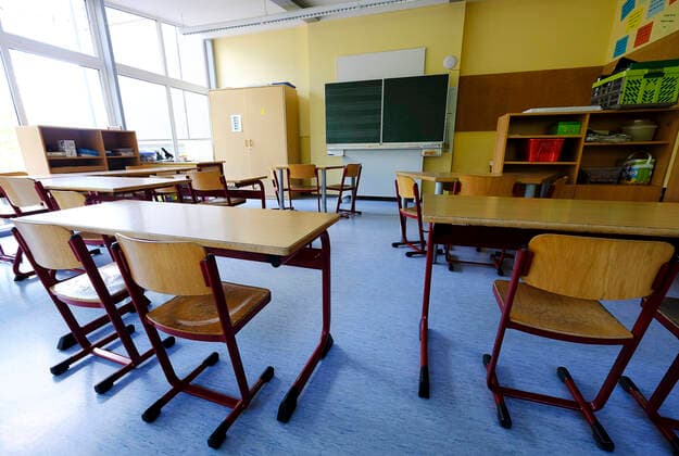 Deutschland - Rheinland-Pfalz Wolfstein - Grundschule Am Königsberg Leere Klassenzimmer in der Coronakrise Corona