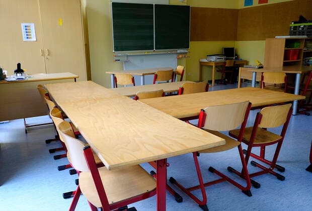 Deutschland - Rheinland-Pfalz Wolfstein - Grundschule Am Königsberg Leere Klassenzimmer in der Coronakrise Corona