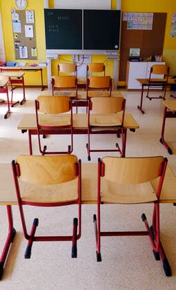 Deutschland - Rheinland-Pfalz Wolfstein - Grundschule Am Königsberg Leere Klassenzimmer in der Coronakrise Corona