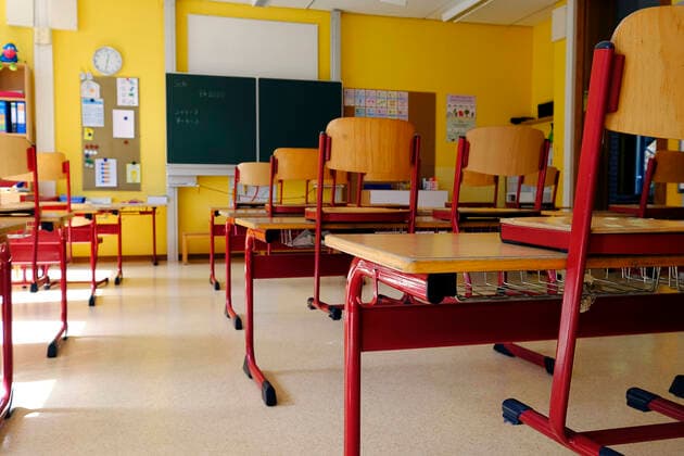Deutschland - Rheinland-Pfalz Wolfstein - Grundschule Am Königsberg Leere Klassenzimmer in der Coronakrise Corona