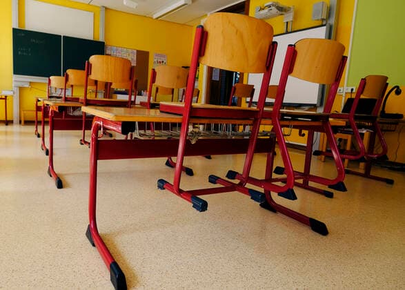 Deutschland - Rheinland-Pfalz Wolfstein - Grundschule Am Königsberg Leere Klassenzimmer in der Coronakrise Corona