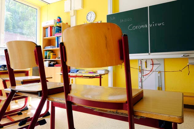 Deutschland - Rheinland-Pfalz Wolfstein - Grundschule Am Königsberg Leere Klassenzimmer in der Coronakrise Corona