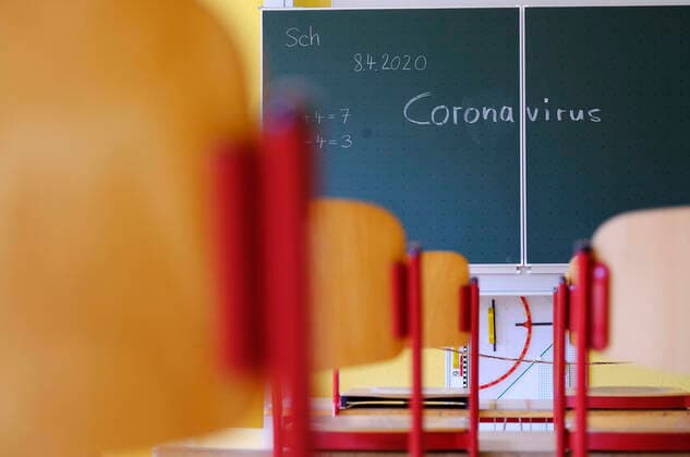 Bilder des Jahres 2020, News 04 April News Themen der Woche KW16 News Bilder des Tages Deutschland - Rheinland-Pfalz Wolfstein - Grundschule Am Königsberg Leere Klassenzimmer in der Coronakrise Corona *** Germany Rhineland-Palatinate Wolfstein Primary School Am Königsberg Empty classrooms in the corona crisis Corona