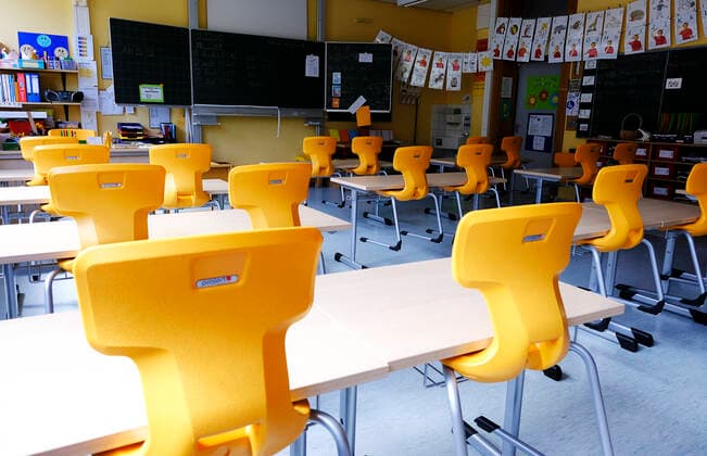 Deutschland - Rheinland-Pfalz Wolfstein - Grundschule Am Königsberg Leere Klassenzimmer in der Coronakrise Corona