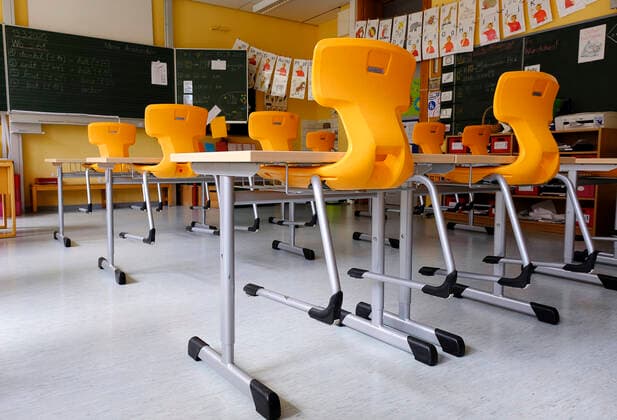Deutschland - Rheinland-Pfalz Wolfstein - Grundschule Am Königsberg Leere Klassenzimmer in der Coronakrise Corona