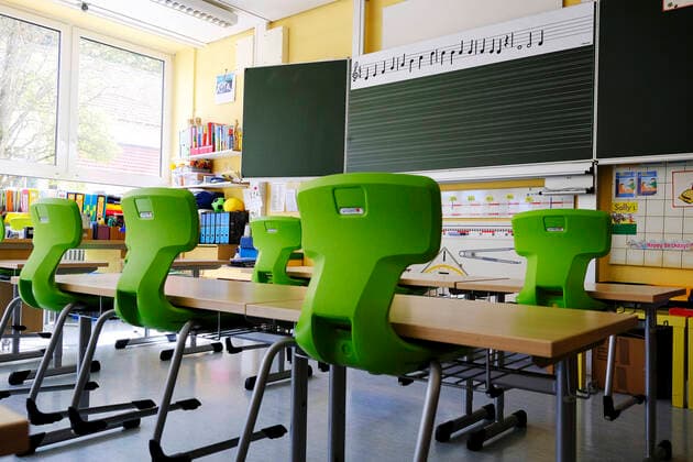 Deutschland - Rheinland-Pfalz Wolfstein - Grundschule Am Königsberg Leere Klassenzimmer in der Coronakrise Corona