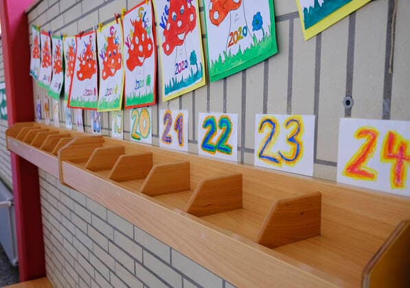 Deutschland - Rheinland-Pfalz Wolfstein - Grundschule Am Königsberg Leere Klassenzimmer in der Coronakrise Corona
