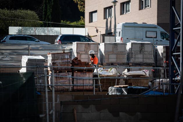 April 14, 2020, Girona, Spain: A man works at a construction site in the center of Girona wearing a protection mask during he s first day of work after the lock down restriction lift..Some industries and construction sectors in Catalonia resume work as the lockdown restrictions have been changed. Health Ministry of Spain has so far recorded a total of 170,099 infections, 17,756 death and 64,727 recovered since the beginning of the corona virus outbreak. Girona Spain - ZUMAs197 20200414_zaa_s197_064 Copyright: xAdriÃ xSalidoxZarcox