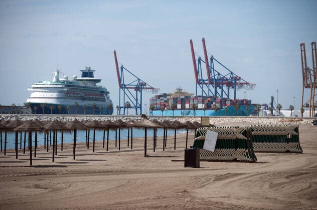 April 14, 2020, Malaga, Spain: Malagueta beach closed due to the confinement regulations amid coronavirus outbreak..Spaniards get back to their jobs after finishing the standstill of all work activities and services not essential due to the alarm state caused by the outbreak of coronavirus disease (COVID-19) in Spain. Malaga Spain - ZUMAs197 20200414_zaa_s197_088 Copyright: xJesusxMeridax