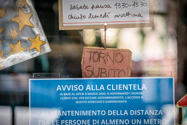 Milan - Coronavirus Emergency - Bookstores, stationery stores and closed shops. Stationery The days of paper in Corso Garibaldi. Sign I ll be right back (Marco Passaro Fotogramma, Milan - 2020-04-14) p.s. la foto e utilizzabile nel rispetto del contesto in cui e stata scattata, e senza intento diffamatorio del decoro delle persone rappresentate  Copyright: xMarcoxPassarox xFOTOGRAMMAx