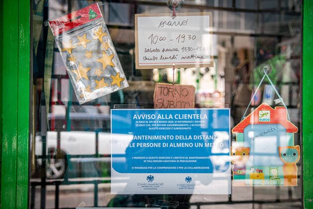 Milan - Coronavirus Emergency - Bookstores, stationery stores and closed shops. Stationery The days of paper in Corso Garibaldi. Sign I ll be right back (Marco Passaro Fotogramma, Milan - 2020-04-14) p.s. la foto e utilizzabile nel rispetto del contesto in cui e stata scattata, e senza intento diffamatorio del decoro delle persone rappresentate  Copyright: xMarcoxPassarox xFOTOGRAMMAx