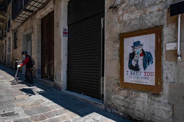 April 14, 2020, Barcelona, Catalonia, Spain: A popular graffiti in support of confinement restrictions during the Covid-19 crisis..Despite the fact that the confinement persists, around 900,000 workers in Catalonia have returned to their jobs in what is the first phase to recover industrial activity after the emergency decree. Barcelona faces its 31st day of house confinement due to the contagion of Covid-19. Barcelona Spain - ZUMAs197 20200414_zaa_s197_093 Copyright: xPacoxFreirex