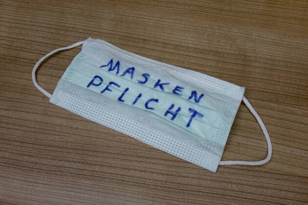 Maskenpflicht Maskenpflicht, 14.04.2020, Borkwalde, Brandenburg, Auf einer Mundschutzmaske steht der Schriftzug Maskenpflicht.