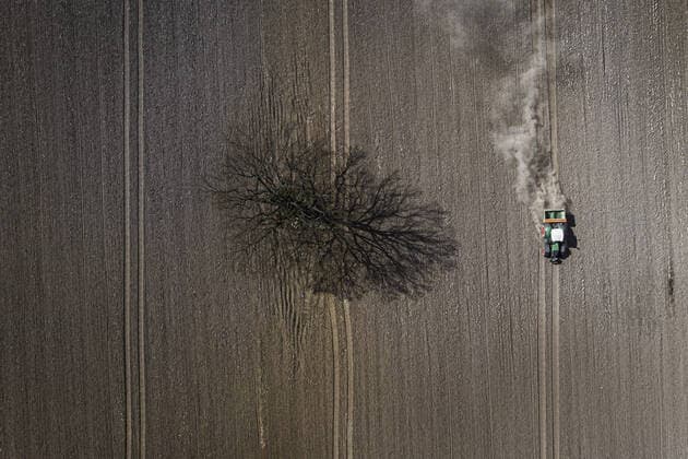 Ein Landwirt bearbeitet ein Feld in Nieder Seifersdorf, 14.04.2020. Nieder Seifersdorf Deutschland