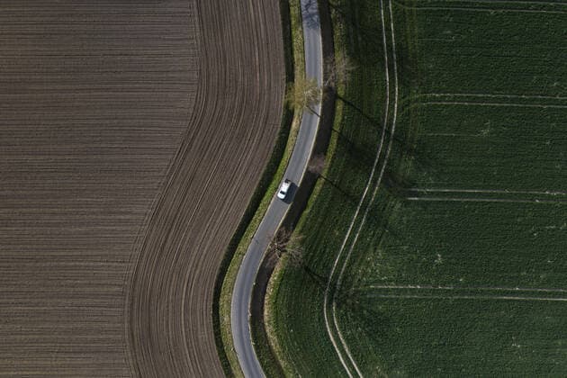 IMAGO Creative: Gesellschaft, Mobilität auf dem Land Ein Auto faehrt entlang einer kurvige Strasse zwischen zwei Feldern, aufgenommen in Wiesa, 14.04.2020. Wiesa Deutschland *** A car driving along a winding road between two fields, taken in Wiesa, 14 04 2020 Wiesa Germany Copyright: xFlorianxGaertner photothek.netx