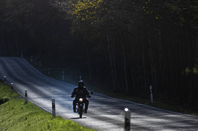 IMAGO Creative: Gesellschaft, Mobilität auf dem Land Ein Moped Simson S50 faehrt entlang einer Landstrasse in Diehsa, 14.04.2020. Diehsa Deutschland *** A Simson S50 moped drives along a country road in Diehsa, 14 04 2020 Diehsa Germany Copyright: xFlorianxGaertner photothek.netx