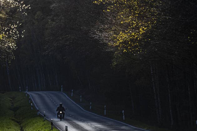 IMAGO Creative: Landleben - Alfresco, Draußen Ein Moped Simson S50 faehrt entlang einer Landstrasse in Diehsa, 14.04.2020. Diehsa Deutschland *** A Simson S50 moped drives along a country road in Diehsa, 14 04 2020 Diehsa Germany Copyright: xFlorianxGaertner photothek.netx