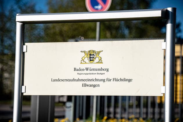 250 Flüchtlinge mit Corona infiziert - Ausgangssperre und Kontaktverbot für Infizierte - Landeserstaufnahmestelle in Ellwangen wird von Polizei bewacht 250 Flüchtlinge mit Corona infiziert - Ausgangssperre und Kontaktverbot für Infizierte - Landeserstaufnahmestelle in Ellwangen wird von Polizei bewacht Baden-Württemberg, 73479 Neuler, Deutschland Copyright: 7aktuell.dex xMarcxGruber