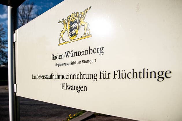 250 Flüchtlinge mit Corona infiziert - Ausgangssperre und Kontaktverbot für Infizierte - Landeserstaufnahmestelle in Ellwangen wird von Polizei bewacht 250 Flüchtlinge mit Corona infiziert - Ausgangssperre und Kontaktverbot für Infizierte - Landeserstaufnahmestelle in Ellwangen wird von Polizei bewacht Baden-Württemberg, 73479 Neuler, Deutschland Copyright: 7aktuell.dex xMarcxGruber