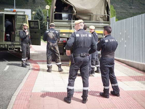 April 14, 2020, Pamplona, Navarra, SPAIN: UME battalion after disinfecting a psychogeriatric in Pamplona during the coronavirus pandemic COVID19 and the Alarm State in Pamplona, Spain, on April 14, 2020. Pamplona SPAIN - ZUMAa181 20200414_zaa_a181_005 Copyright: xEduardoxSanzx