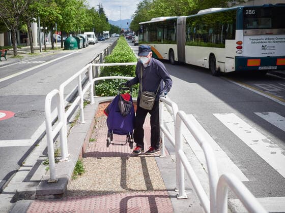 April 14, 2020, Pamplona, Navarra, SPAIN: An old man walks during the coronavirus pandemic COVID19 and the Alarm State in Pamplona, Spain, on April 14, 2020. Pamplona SPAIN - ZUMAa181 20200414_zaa_a181_006 Copyright: xEduardoxSanzx