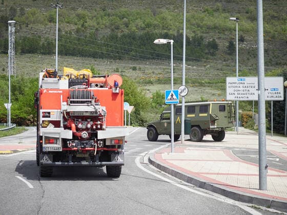 April 14, 2020, Pamplona, Navarra, SPAIN: UME battalion after disinfecting a psychogeriatric in Pamplona during the coronavirus pandemic COVID19 and the Alarm State in Pamplona, Spain, on April 14, 2020. Pamplona SPAIN - ZUMAa181 20200414_zaa_a181_008 Copyright: xEduardoxSanzx