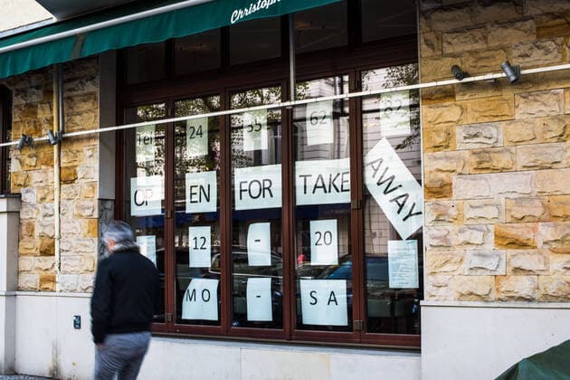 Corona, Restaurants, Einschränkungen, Berlin OPEN FOR TAKE AWAY steht in grossen Buchstaben formatfüllend auf der Schaufensterscheibe eines Restaurants in der Mommsenstrasse, Berlin-Charlottenburg. Corona; Coronavirus; Shutdown; Einschränkungen; Umgang mit Corona; Corona-Alltag; Restaurants; OPEN FOR TAKE AWAY; Take away. Berlin Berlin Deu