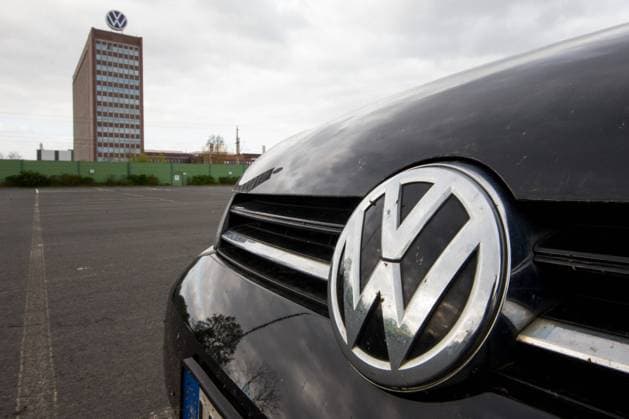 14.04.2020, xtgx, Symbolfotos Volkswagen Abgasskandal, VW Logo, Emblem an einem Auto vor der Konzernzentrale emwirt Wolfsburg *** 14 04 2020, xtgx, symbol photos Volkswagen exhaust gas scandal, VW logo, emblem on a car in front of the group headquarters emwirt Wolfsburg