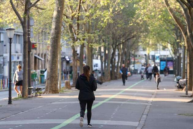 Parisiens faisant leur jogging NEWS : Covid 19 Coronavirus en France - Paris - 14 04 2020 MichaelBaucher Panoramic 