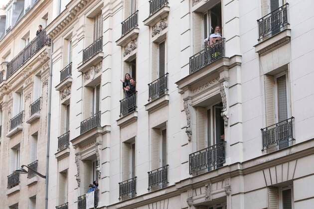 Applaudissements rue Alexandre Dumas - Lea une jeune habitante de 17 ans de la rue Alexandre Dumas chante deux chansons a sa fenetre tous les soirs NEWS : Covid 19 Coronavirus en France - Paris - 14 04 2020 MichaelBaucher Panoramic 