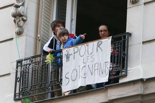 Applaudissements rue Alexandre Dumas NEWS : Covid 19 Coronavirus en France - Paris - 14 04 2020 MichaelBaucher Panoramic 