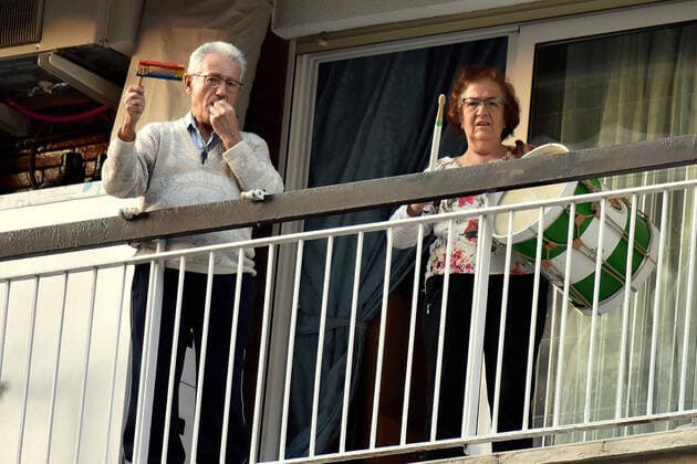 April 14, 2020, LÂ Hospitalet, Barcelona, Spain: People applaud Covid-19 fighters from their terrace during confinement..Citizens of LÂ Hospitalet at 8:00 pm continue to applaud showing gratitude to the people who are struggling in the fight against the Covid-19 health crisis, they give each other hope. LÂ Hospitalet Spain - ZUMAs197 20200414_zaa_s197_122 Copyright: xRamonxCostax