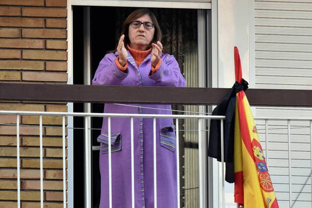 April 14, 2020, LÂ Hospitalet, Barcelona, Spain: A woman applauds Covid-19 fighters from her terrace during confinement..Citizens of LÂ Hospitalet at 8:00 pm continue to applaud showing gratitude to the people who are struggling in the fight against the Covid-19 health crisis, they give each other hope. LÂ Hospitalet Spain - ZUMAs197 20200414_zaa_s197_128 Copyright: xRamonxCostax
