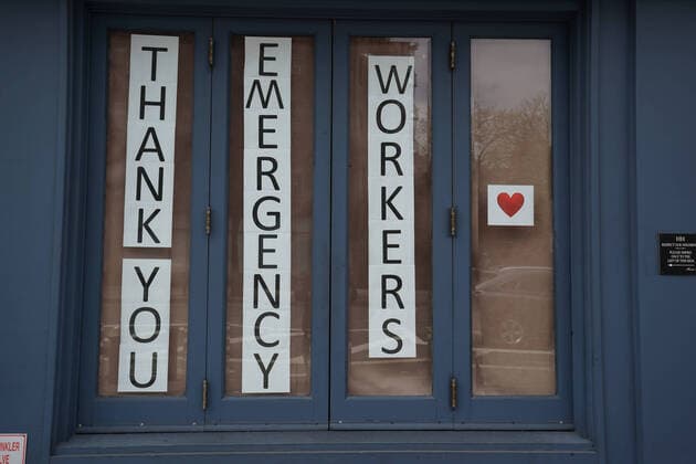 April 14, 2020, New York, NY, USA: Signs hang in the windows of the bar and restaurant Hudson Hound in the West Village on April 14, 2020 in New York. New York USA - ZUMAb148 20200414_zap_b148_100 Copyright: xBryanxSmithx