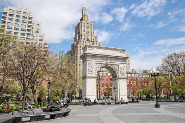 April 14, 2020, New York, NEW YORK, EUA: Movement in Washington Square Park in the spring of New York during the Coronavirus COVID-19 pandemic in the United States. New York USA - ZUMAc233 20200414_zsp_c233_099 Copyright: xVanessaxCarvalhox