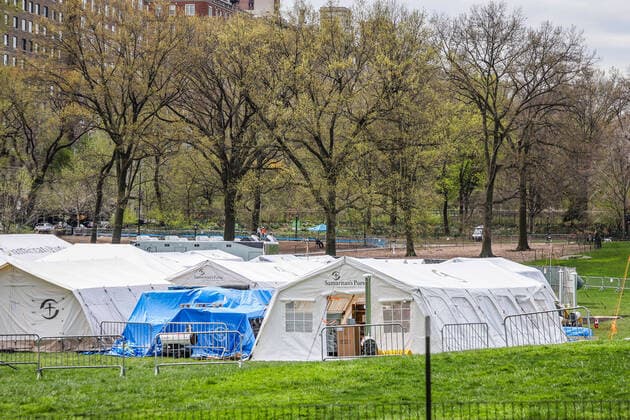 April 14, 2020, New York, NEW YORK, EUA: Movement at Field Hospital in Central Park in New York during the Coronavirus pandemic COVID-19 in the United States. New York USA - ZUMAc233 20200414_zsp_c233_010 Copyright: xVanessaxCarvalhox