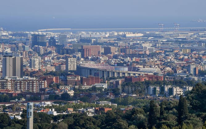 NEWS : Covid 19 Coronavirus en Spagne - Barcelone- 14 04 2020 Reduction de la pollution a Barcelone vue du camp nou NEWS : Covid 19 Coronavirus Confinement a Barcelone - 14 04 2020 PacoLargo Panoramic 