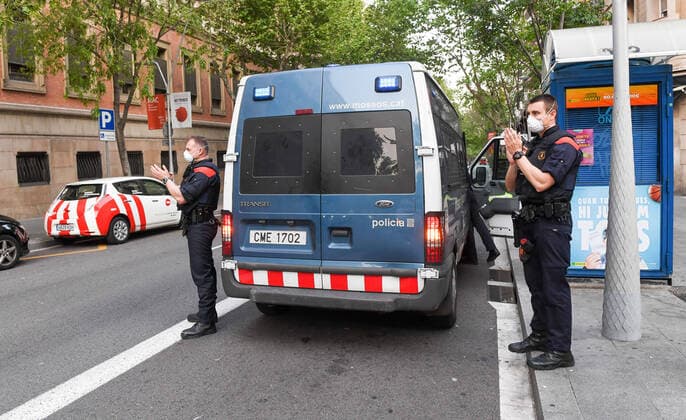NEWS : Covid 19 Coronavirus en Spagne - Barcelone- 14 04 2020 Applaudissements personnel de sante NEWS : Covid 19 Coronavirus Confinement a Barcelone - 14 04 2020 PacoLargo Panoramic 