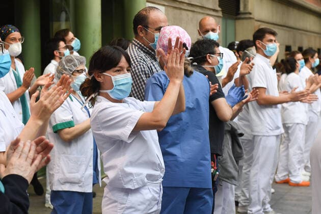 NEWS : Covid 19 Coronavirus en Spagne - Barcelone- 14 04 2020 Applaudissements personnel de sante NEWS : Covid 19 Coronavirus Confinement a Barcelone - 14 04 2020 PacoLargo Panoramic 