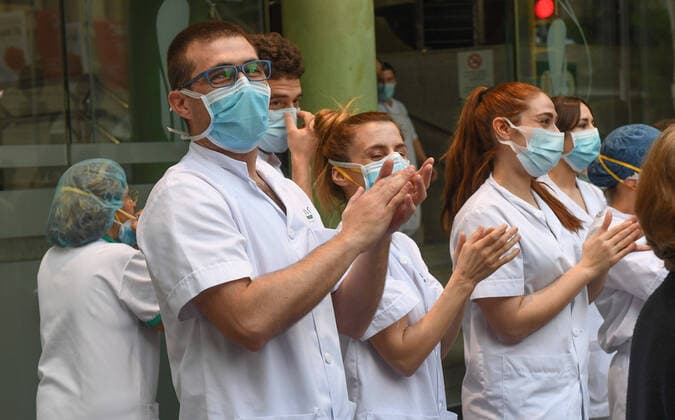 NEWS : Covid 19 Coronavirus en Spagne - Barcelone- 14 04 2020 Applaudissements personnel de sante NEWS : Covid 19 Coronavirus Confinement a Barcelone - 14 04 2020 PacoLargo Panoramic 