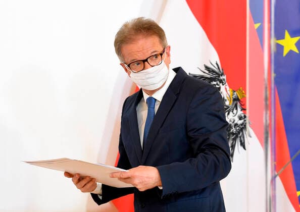 Wien 14.04.2020, Bundeskanzleramt, Wien, AUT, Akutelle Entwicklungen zur Coronaerkrankung in Oesterreich, Pressekonferenz Aktuelles zur Coronakrise , im Bild Gesundheitsminister Rudolf Anschober (G) during a press conference of Austrian Goverment about the Coronavirus Pandemie at the Bundeskanzleramt in Wien, Austria on 2020 04 14.