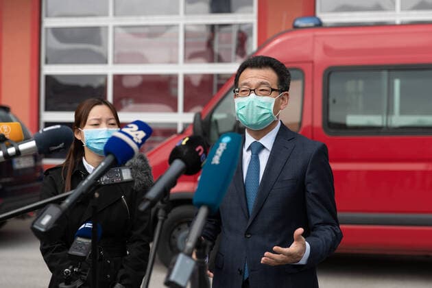 (200415) -- MARIBOR, April 15, 2020 -- Chinese Ambassador to Slovenia Wang Shunqing (R) speaks during the handover ceremony for protective gear donations from China in Maribor, Slovenia, April 14, 2020. The Chinese Embassy in Slovenia on Tuesday handed over protective gear donated by Chinese organizations, to support Slovenia s fight against COVID-19. ) SLOVENIA-CHINA-DONATION-PROTECTIVE GEAR-COVID-19 PengxLijun 
