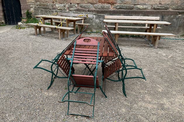 14.04.2020, Bovenden --- Sitzbänke und Stühle stehen an einem Restaurant an der Burg Plesse. Derzeit sind zur Eindämmung des Coronavirus Restaurants geschlossen. Bovenden Niedersachsen Deutschland