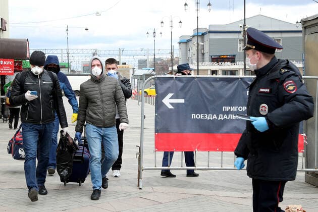 MOSCOW, RUSSIA - APRIL 15, 2020: A police officer in a face mask and gloves stands guard at a railway station near the entrance to Komsomolskaya Station of the Moscow Underground (metro) during the pandemic of the novel coronavirus disease (COVID-19). On 13 April 2020, the Moscow government introduced a digital permit system aimed at further restricting movement. Under the new scheme, which becomes mandatory from 15 April, people need to apply for permits to travel on public transport or a vehicle around the city. Since 30 March 2020, Moscow has been on lockdown. As of 15 April 2020, Russia has reported more than 21,100 confirmed cases of the novel coronavirus infection, with more than 13,000 confirmed cases in Moscow. Mikhail Tereshchenko TASS  TS0D5D1A