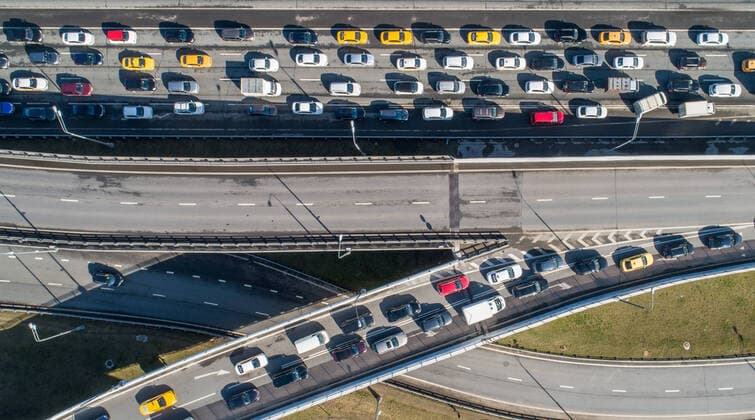 News Bilder des Tages MOSCOW, RUSSIA - APRIL 15, 2020: An aerial view of a traffic congestion on an interchange of Mozhaiskkoye Shosse Motorway and the MKAD Moscow Ring Road on the outskirts of Moscow during the pandemic of the novel coronavirus disease (COVID-19). Traffic police have set up checkpoints around the city to stop vehicles and see if drivers have permission to travel during the lockdown. On 13 April 2020, the Moscow government introduced a digital permit system aimed at further restricting movement. Under the new scheme, which becomes mandatory from 15 April, people need to apply for permits to travel on a vehicle or public transport around the city. Earlier, on 11 April, the Moscow government restricted vehicles registered outside Moscow Region from entering the Russian capital. Since 30 March 2020, Moscow has been on lockdown. As of 15 April 202  TS0D5CAD