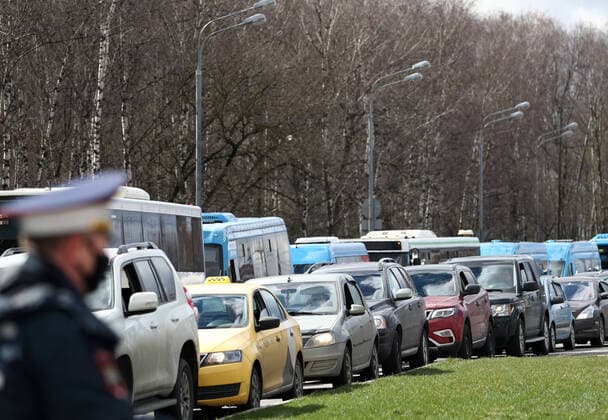 MOSCOW, RUSSIA - APRIL 15, 2020: A traffic congestion at a checkpoint on Ozyornaya Street during the pandemic of the novel coronavirus disease (COVID-19). Traffic police have set up checkpoints around the city to stop vehicles and see if drivers have permission to travel during the lockdown. On 13 April 2020, the Moscow government introduced a digital permit system aimed at further restricting movement. Under the new scheme, which becomes mandatory from 15 April, people need to apply for permits to travel on a vehicle or public transport around the city. Earlier, on 11 April, the Moscow government restricted vehicles registered outside Moscow Region from entering the Russian capital. Since 30 March 2020, Moscow has been on lockdown. As of 15 April 2020, Russia has reported more than 21,100 confirmed cases of the novel coronavirus infectio  TS0D5CC8